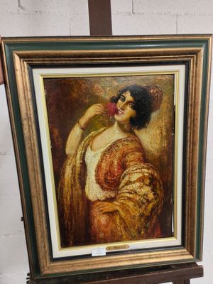 un tableau représentant une femme tenant une fleur devant un chevalet