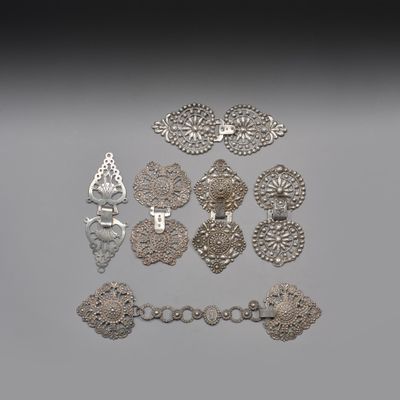 un assortiment de bijoux en argent, comprenant notamment un bracelet, des broches et des boucles d'oreilles