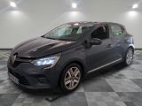 la voiture grise est garée sur le sol en damier d'un garage