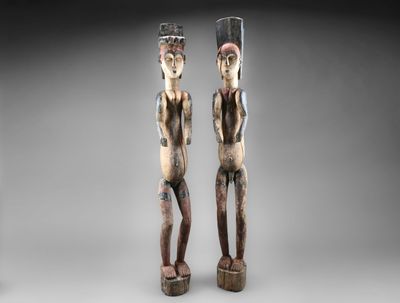 une paire de statues en bois représentant un homme et une femme