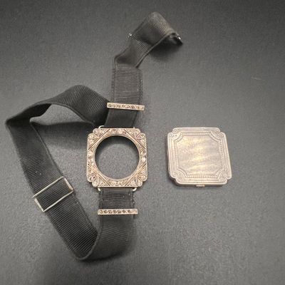 une image représentant une montre et une pièce de monnaie posées sur une table