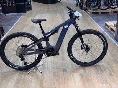 un vélo posé par terre dans un magasin