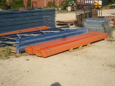 de nombreux types différents de barres d'acier empilées sur une palette