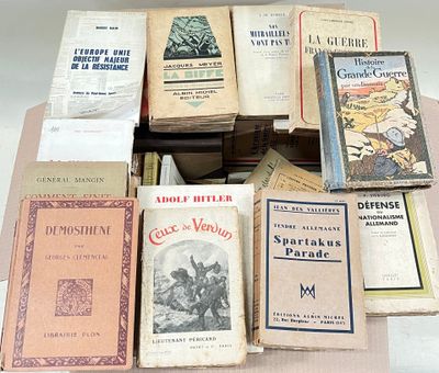 un grand nombre de livres posés sur une table
