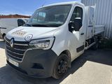 un camion blanc garé devant un bâtiment