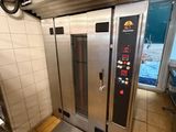 un four professionnel dans une cuisine professionnelle dotée d'un carrelage au sol