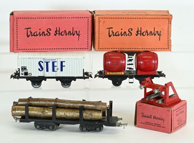 deux petits trains et un wagon de marchandises posés sur une surface blanche