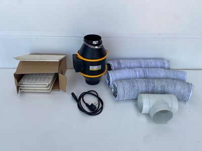 une photo montrant plusieurs objets posés sur une table