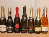 plusieurs bouteilles de vin posées les unes à côté des autres sur une table
