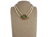 gros plan d'un mannequin portant un collier