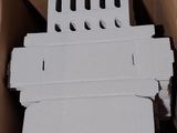 un carton contenant plusieurs boîtes blanches