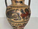 un vase orné d'un motif posé sur une table
