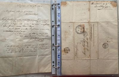 un vieux document écrit posé sur une table