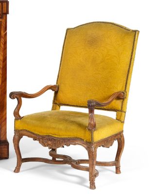 fauteuil rembourré jaune à côté d'une horloge sur pied, sur fond blanc