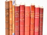 plusieurs vieux livres sont alignés sur une surface blanche