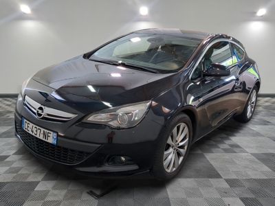 une photo d'une Opel noire garée dans un garage