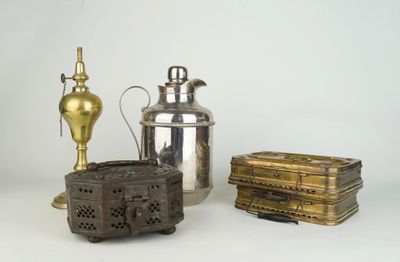 une théière en argent, une théière en argent et une théière en or