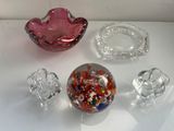 un saladier en verre, un bol de bonbons et un autre bol de bonbons posés sur une table
