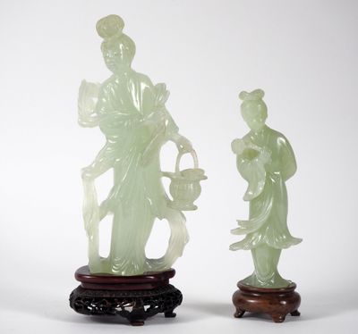 paire de figurines en jade sculptées représentant une femme et un homme