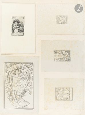 quatre dessins encadrés représentant une femme et un homme, accrochés au mur