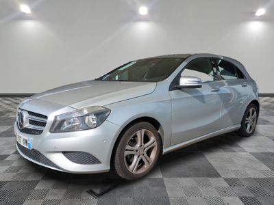 la classe b de la mercedes est garée sur un sol en damier