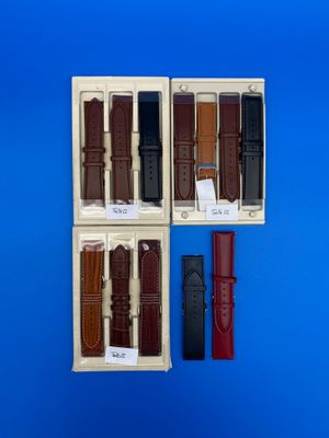 quatre montres différentes dans un coffret sur fond bleu