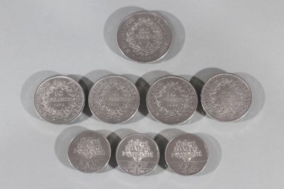 six pièces de monnaie britanniques différentes disposées en pyramide sur une surface blanche