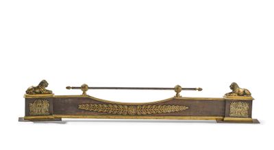 PARE CENDRES BARRE DE FOYER en bronze patiné, décor de lions…