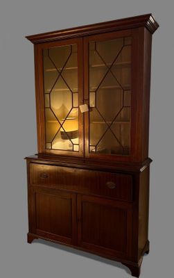 une photo d'un meuble en bois surmonté d'une lampe