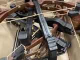 une caisse contenant tout un tas de vieilles armes
