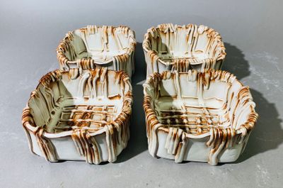 deux bols marron et blancs posés sur une surface grise