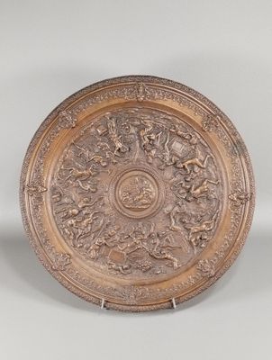 une assiette ancienne en bronze ornée d'un motif floral