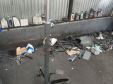 une photo d'un homme en train de bricoler une moto dans un garage