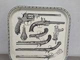 une photo d'un plateau sur lequel sont posés un pistolet et des revolvers