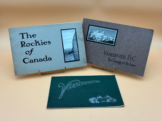 The Rockies of Canada. Vancouver, 55 vues. In-12 oblong. Vancouve...