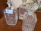 deux flacons de parfum posés l'un à côté de l'autre sur une table