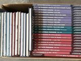 beaucoup de livres dans une boîte posée sur le sol