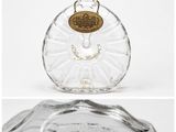 deux photos d'une bouteille en verre avec une étiquette dorée dessus