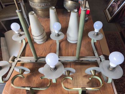 une table sur laquelle sont posées plusieurs lampes