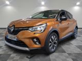 la voiture orange est garée sur le sol en damier d'un garage
