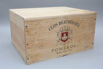 une vieille boîte en bois avec une étiquette posée sur une table