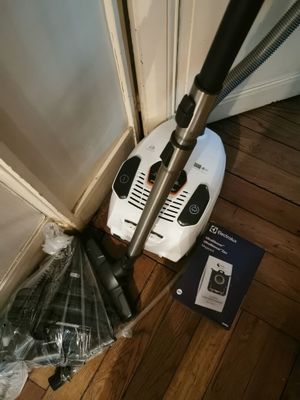 un aspirateur posé par terre à côté d'un sac