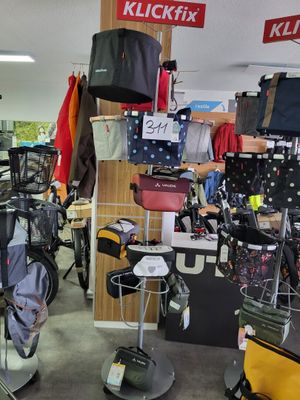 un magasin avec beaucoup d'articles sur les étagères