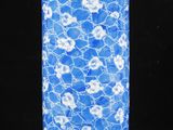 vase bleu et blanc orné de fleurs sur fond noir