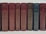six livres sont alignés sur une surface blanche