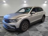 un SUV Volkswagen blanc garé sur un sol en carrelage à damier