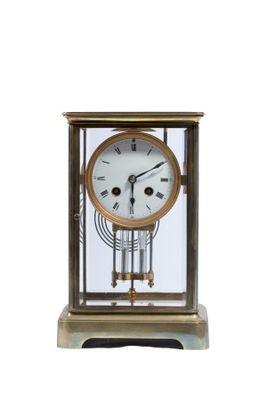 une horloge posée sur une table
