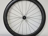 la roue avant d'un vélo, avec une jante noire et des rayons