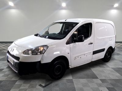 la photo d'une camionnette blanche sur un sol en damier
