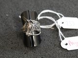 une bague en argent ornée d'une tête de chien et d'une étiquette de prix